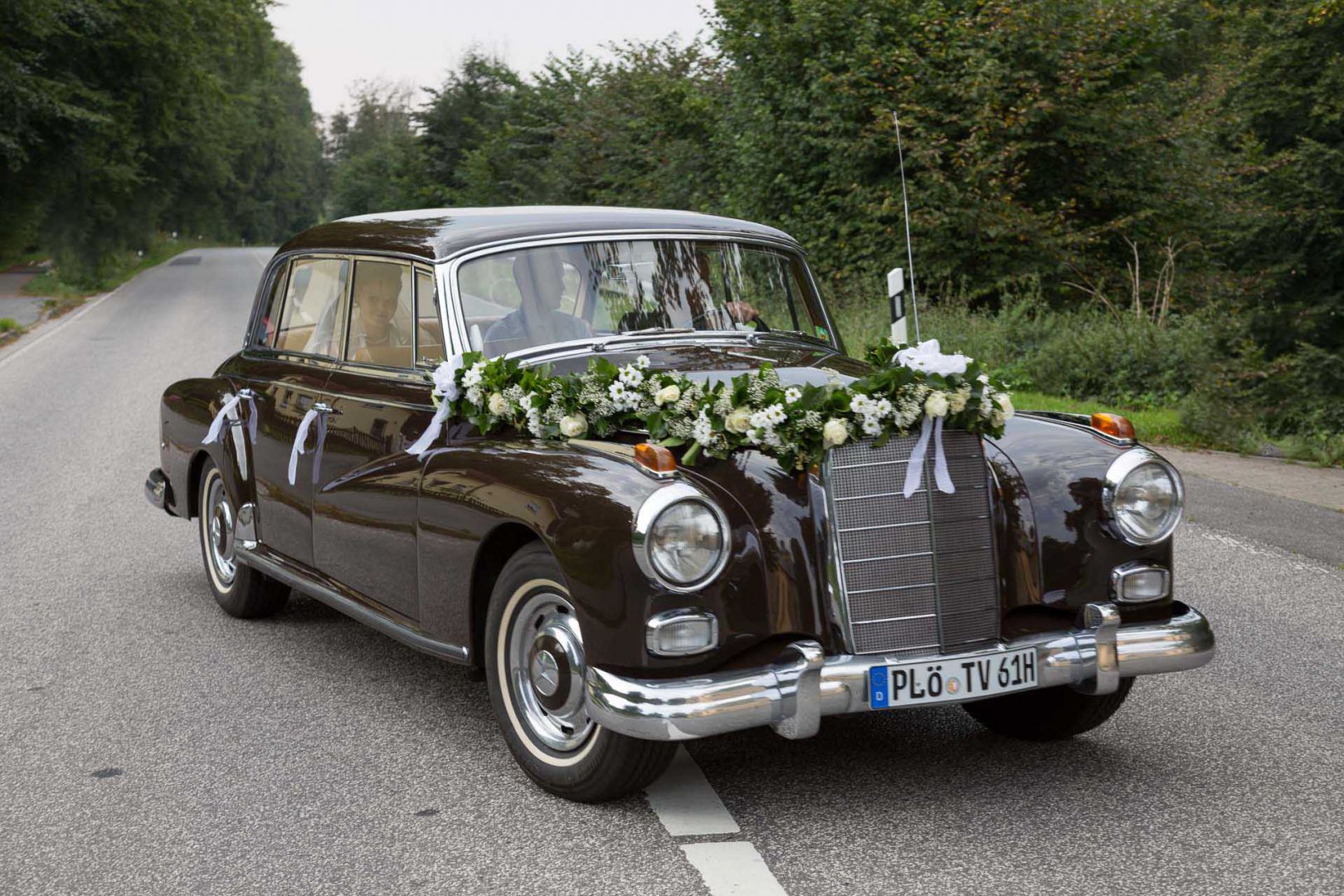 Die Braut kommt im Oldtimer - Hochzeit in Spohienhof bei Preetz von Kerstin und Sebastian aus Hamburg