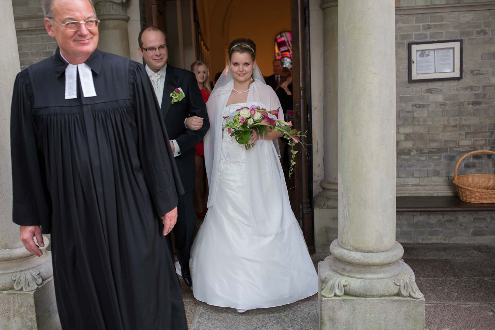 Das Brautpaar vor der Kapelle - Hochzeit in Spohienhof bei Preetz von Kerstin und Sebastian aus Hamburg