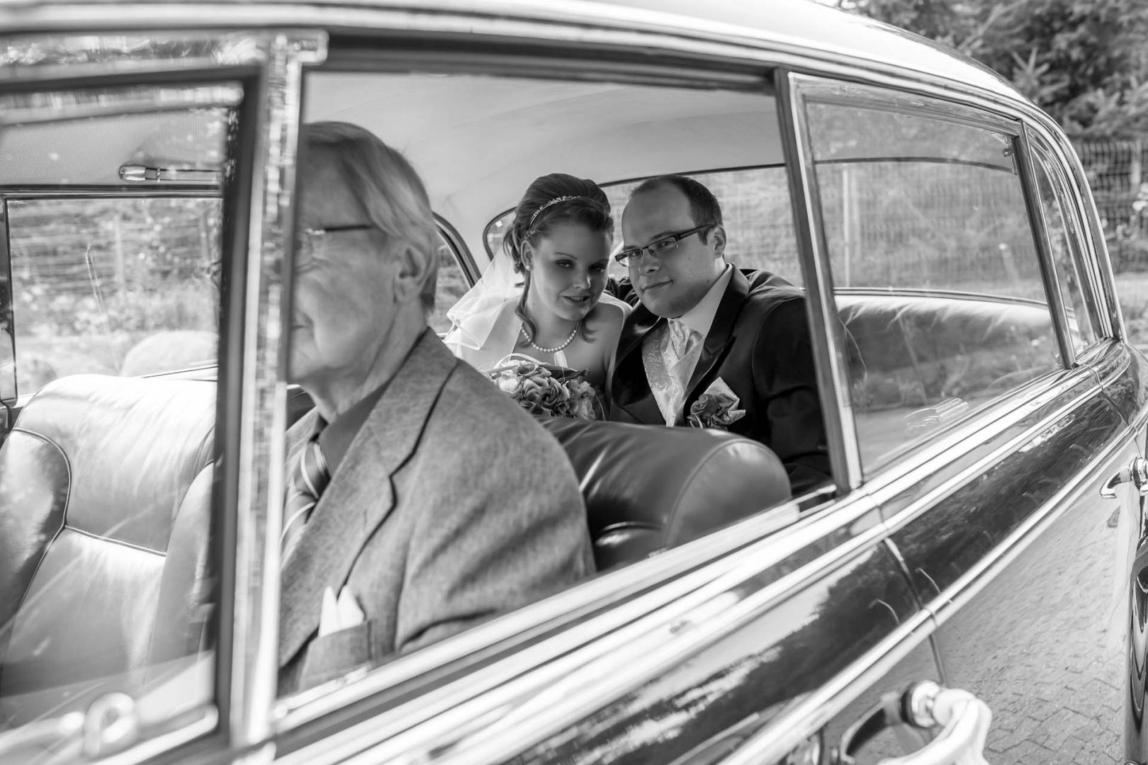 Das Brautpaar im Oldtimer - Hochzeit in Spohienhof bei Preetz von Kerstin und Sebastian aus Hamburg