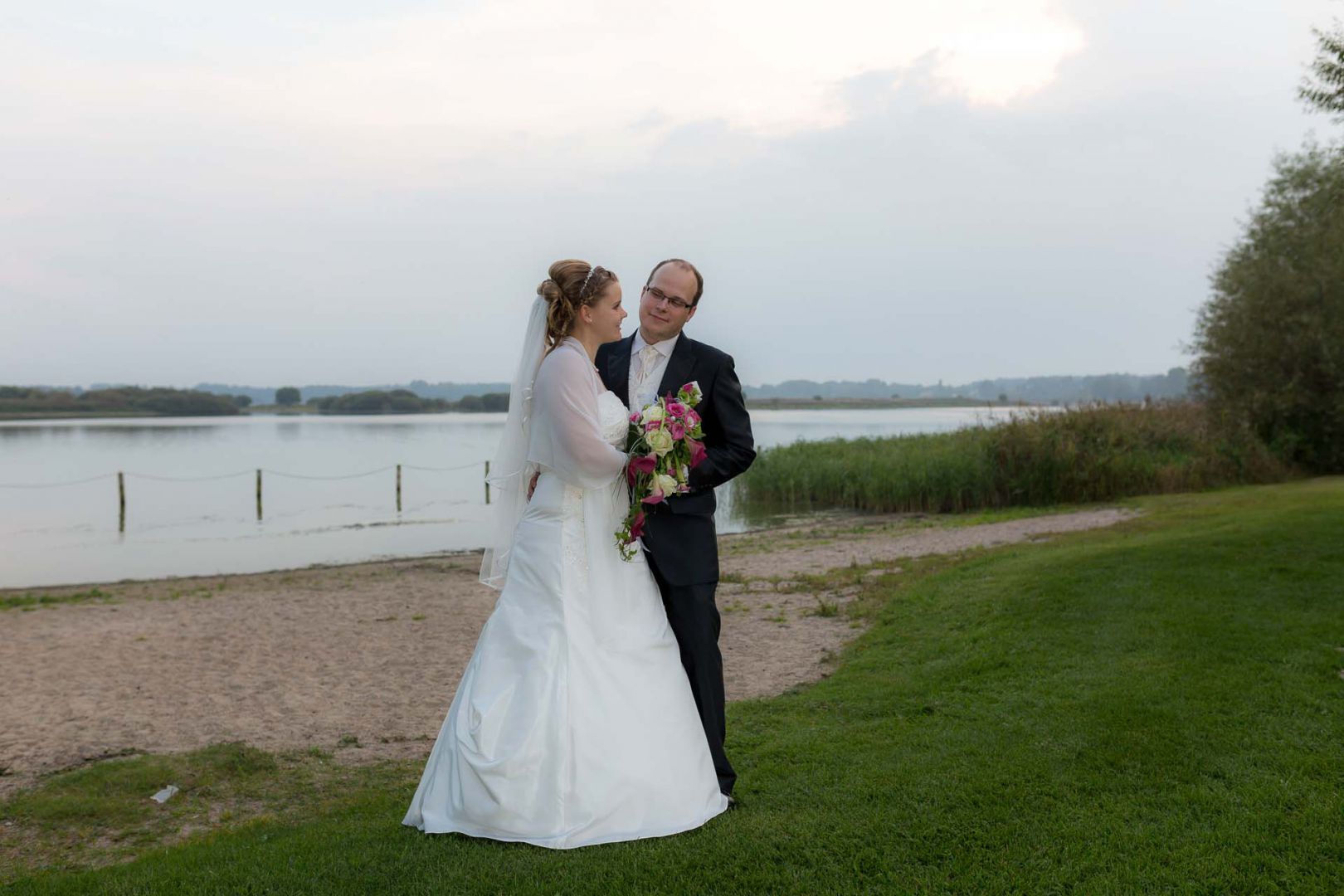 Das Brautpaar am See - Hochzeit in Spohienhof bei Preetz von Kerstin und Sebastian aus Hamburg